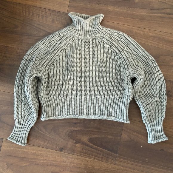 NWT H&M Crop Boxy Sweater - Size S - Picture 1 of 5
